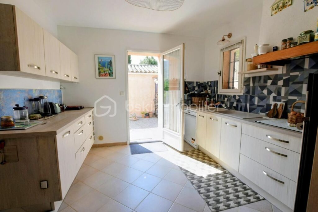 Superbe villa de 148 m2 sur une terrain de 2400 m2 – 5 pièces – 4 chambres – 148 m²