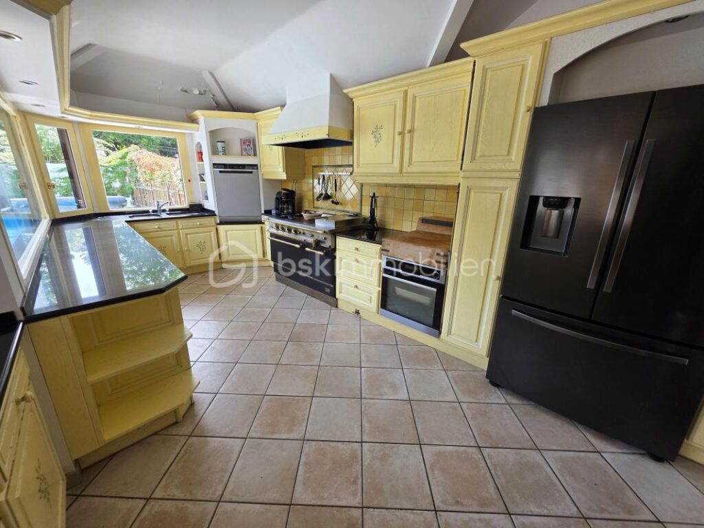Propriété d’exception 16 pièces 7 chambres à Sens 5 minutes de la gare qui mène à Paris Bercy en 54 minutes – 16 pièces – 6 chambres – 367 m²