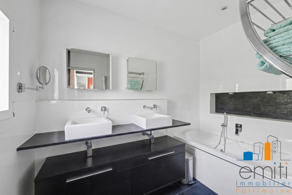 Maison – 6 pièces – 4 chambres – 186 m²