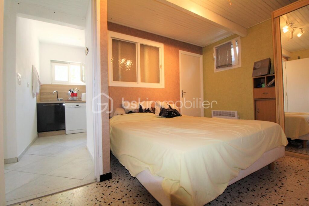 VILLA TRADITIONNELLE – VUE DEGAGEE – 5 pièces – 2 chambres – 160 m²