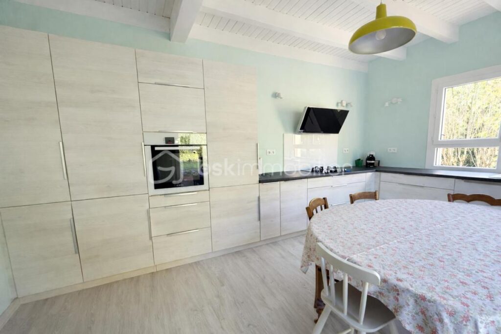 Maison familiale 183 m² avec piscine, grand terrain et vue nature – Rovon à proximité immédiate de Vinay – 6 pièces – 4 chambres – 183 m²