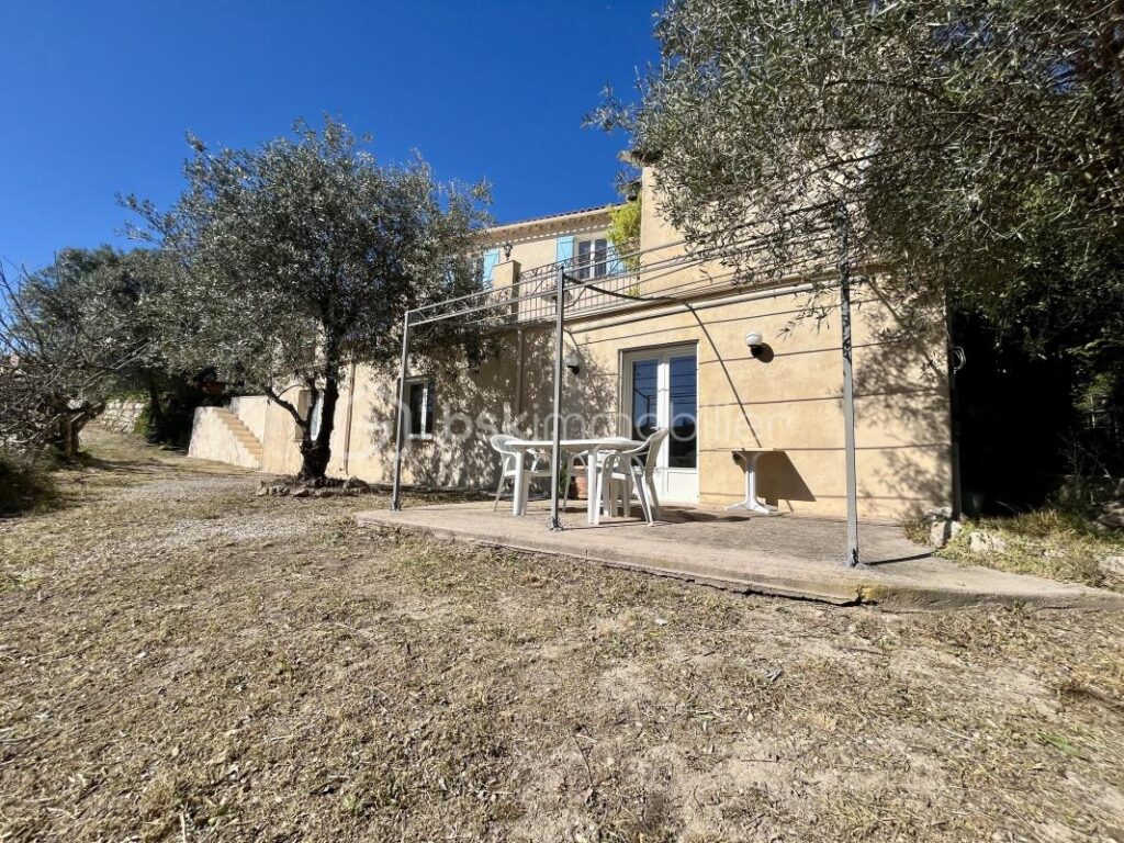 VILLA T4 + T2 – Saint Paul En Forêt – Vue exceptionnelle, au calme avec un fort potentiel ! – 6 pièces – 4 chambres – 145 m²