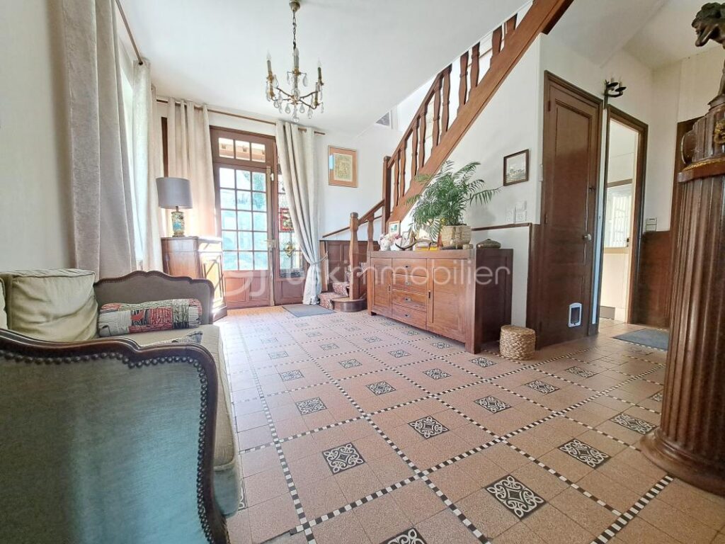 PROPRIETE DE CARACTETRE AVEC DEPENDANCE SUR ENVIRON 3750 M² DE TERRAIN DANS UN ENVIRONNEMENT CALME – 10 pièces – 7 chambres – 222 m²