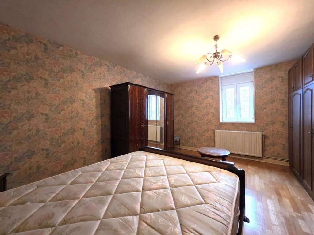 Maison mitoyenne 125m² avec véranda et jardin clos – 6 pièces – 2 chambres – 125 m²