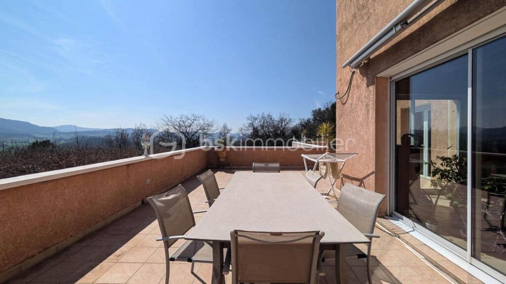 Vue panoramique 180° – Position dominante – À 15 min de Montélimar – 6 pièces – 4 chambres – 194 m²