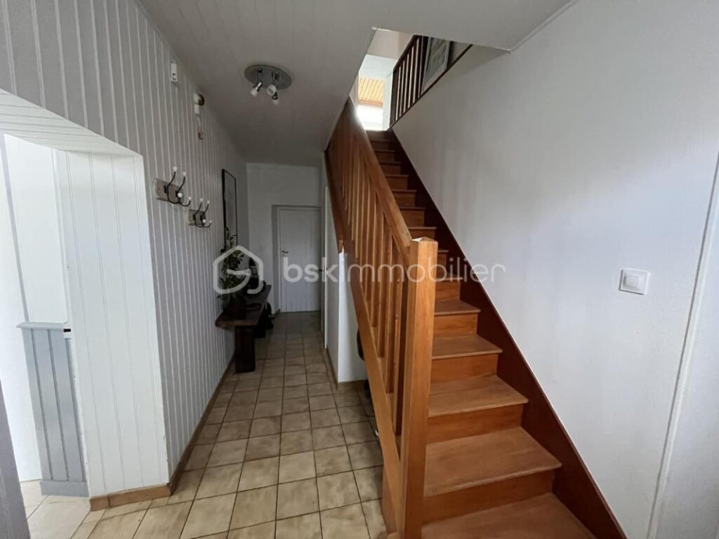 Maison 5 chambres sur jardin clos – GESTE – 260 000 € HAI – 8 pièces – 5 chambres – 166 m²