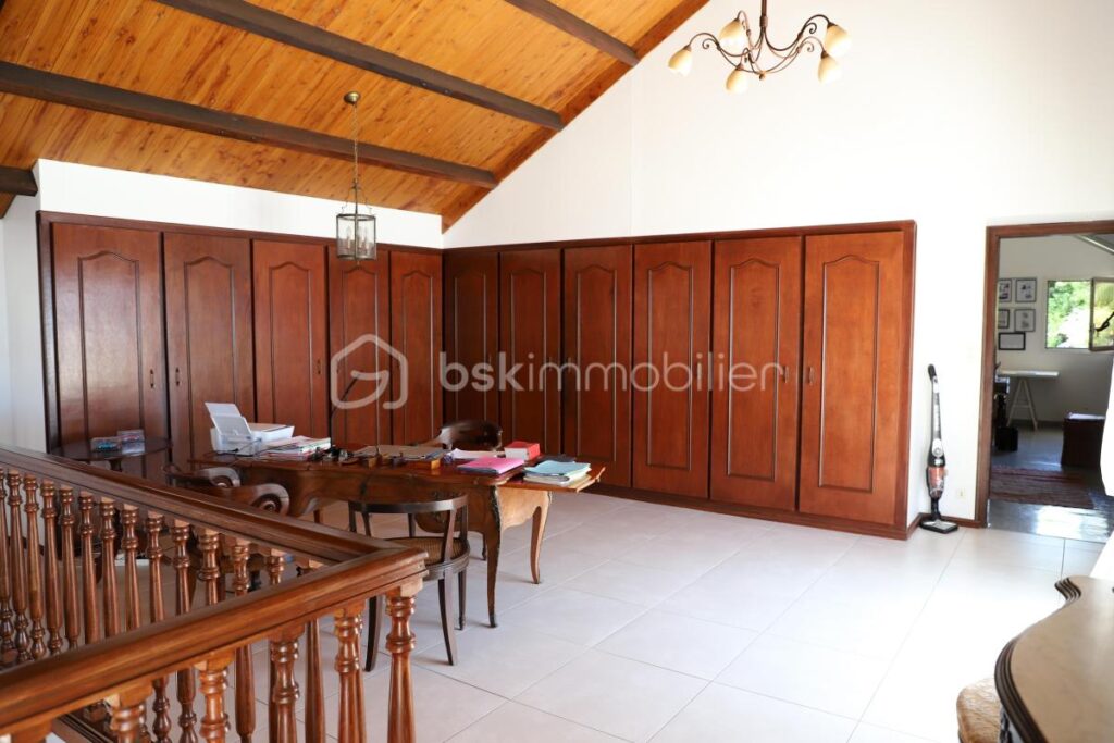 ✨ Villa d’exception avec vue mer – La Montagne (97417) – 7 pièces – 5 chambres – 350 m²