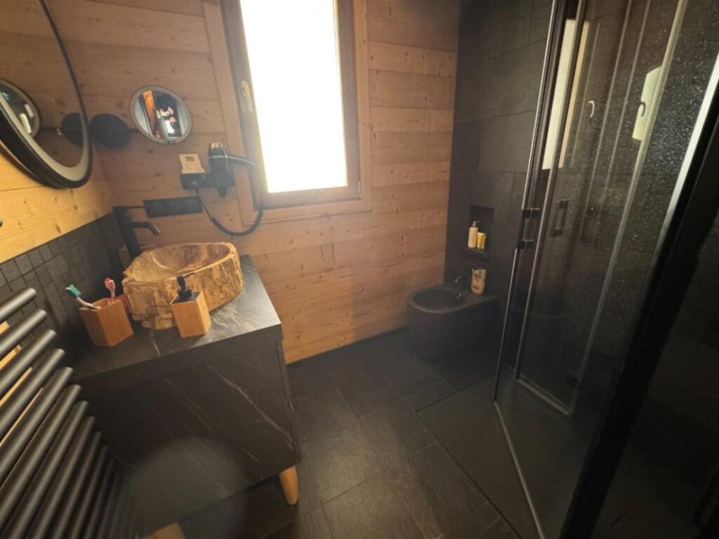 à vendre CHALET DE PRESTIGE — Auron, Station des Alpes-Maritimes 176 m² — 4 chambres — Vue imprenable sur le domaine skiable – 6 pièces – 4 chambres – 176 m²