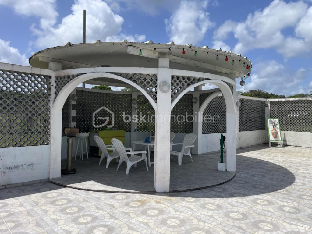 97310 – KOUROU – PROPRIÉTÉ D’EXCEPTION SUR 2,6 HECTARES – MAISON 5 PIÈCES – PISCINE – SUITE PARENTALE – 3 CHAMBRES DE 21 m² AVEC SALLE D’EAU & WC – TERRAIN VIABILISÉ – ZONE AGRICOLE – IDÉAL PROJET AUTONOME, VIVRIER OU ÉCOLOGIQUE – 5 pièces – 4 chambres – 250 m²