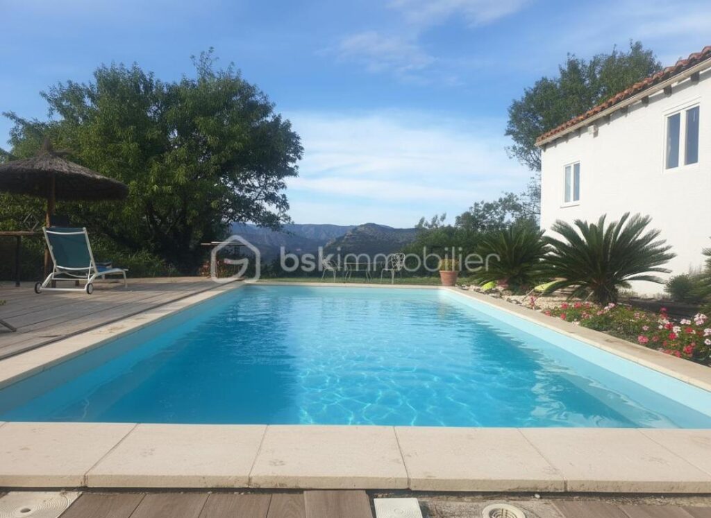 VILLA 155M² AVEC PISCINE – APPARTEMENT INDEPENDANT 35M² – 7 pièces – 5 chambres – 190 m²