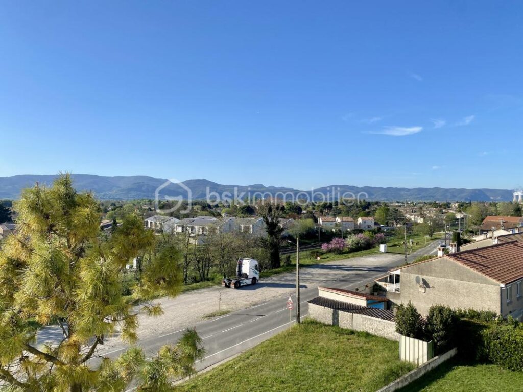 Appartement 4 pièces – 66 m² – Lumineux – Vue dégagée – Fort potentiel – 5 pièces – 3 chambres – 66 m²