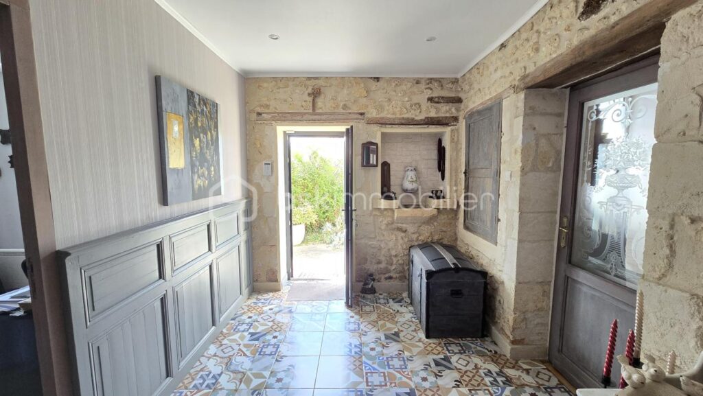 Maison en pierre avec 100m2 de dépendances – 7 pièces – 3 chambres – 172 m²