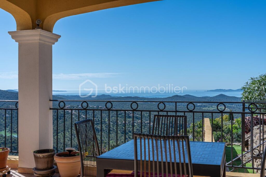 Belle propriété de 230 m² avec vue mer panoramique sur les îles d&rsquo;or – Piscine et ascenseur – 6 pièces – 4 chambres – 230 m²