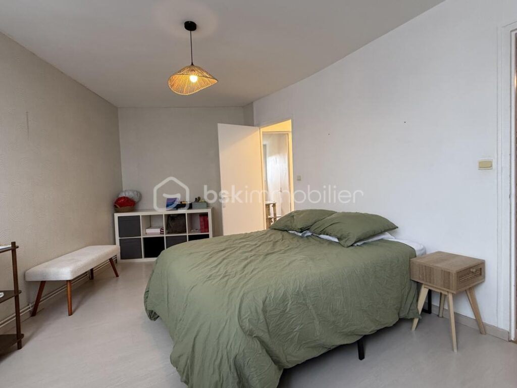 Appartement T3 d’environ 70 m² avec balcon, cave, parking libre et cadre verdoyant – 3 pièces – 2 chambres – 70 m²