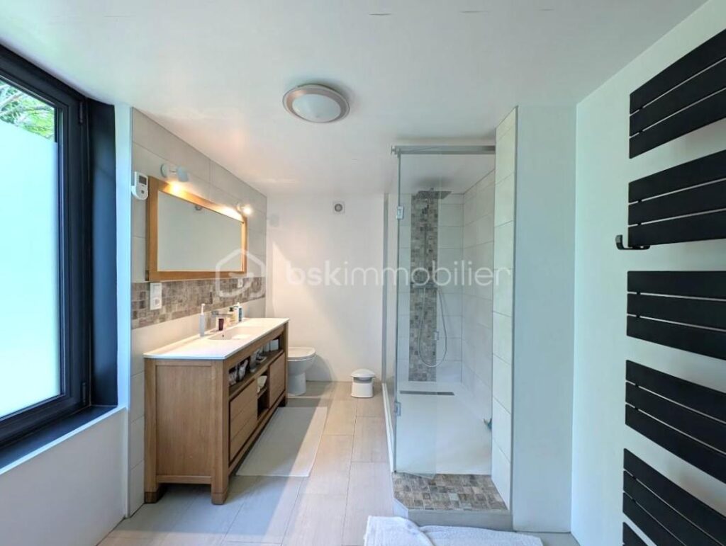 Maison de charme et sa dépendance 𝐚𝐮𝐱 𝐩𝐨𝐫𝐭𝐞𝐬 𝐝𝐮 𝐇𝐚𝐯𝐫𝐞, 𝐯𝐢𝐞 𝐝𝐞 𝐩𝐥𝐚𝐢𝐧-𝐩𝐢𝐞𝐝, 𝐣𝐚𝐫𝐝𝐢𝐧 𝐜𝐥𝐨𝐬 𝐞𝐭 𝐚𝐫𝐛𝐨𝐫é – 6 pièces – 4 chambres – 180 m²