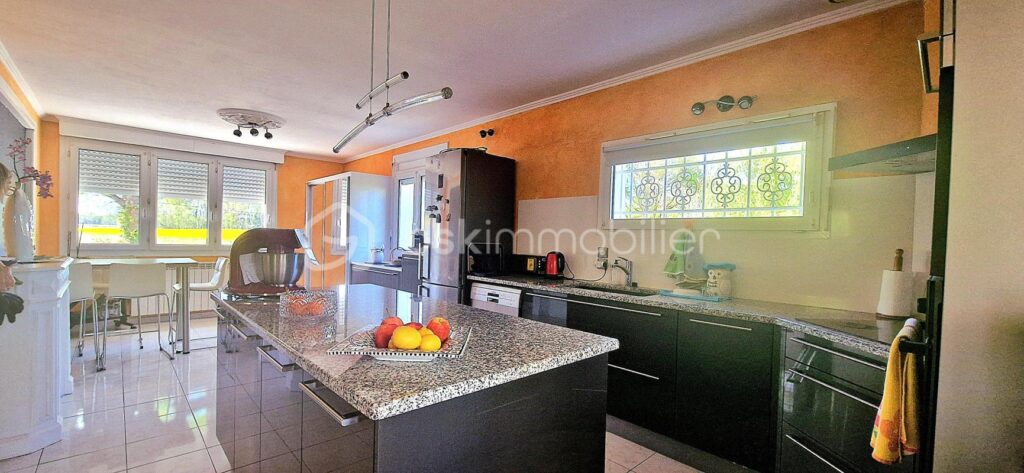 Maison familiale avec T2 indépendant, grands volumes, piscine et magnifique jardin – 5 mns de Dax – 6 pièces – 4 chambres – 200 m²