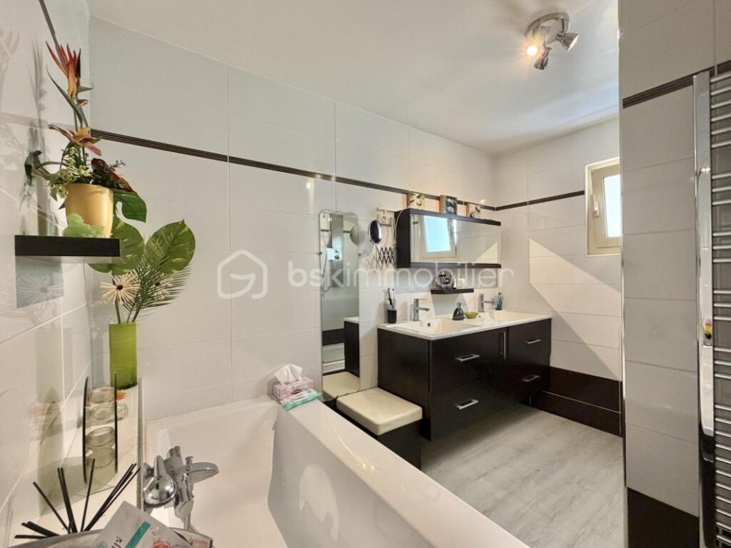 À vendre – Ensemble immobilier avec fort potentiel aux portes de Meaux, sur la commune de Poincy – 10 pièces – 8 chambres – 245 m²