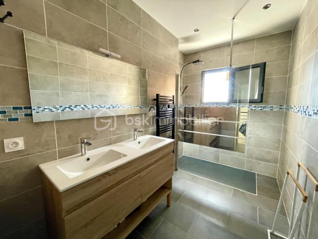 VILLA PLAIN PIED 186M²- VUE DEGAGEE -4 CHAMBRES-PISCINE- GARAGE- 34800 – 6 pièces – 5 chambres – 186 m²