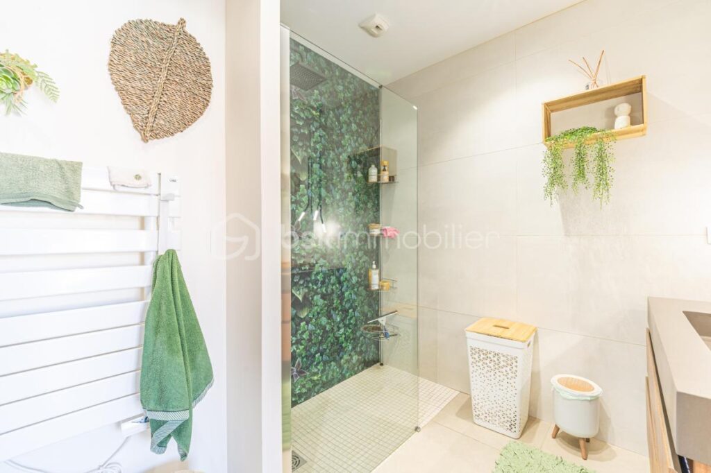 DPT VAR (83) – APPARTEMENT MODERNE ET SPACIEUX – VUE MER ET COLLINE – 4 pièces – 3 chambres – 106 m²