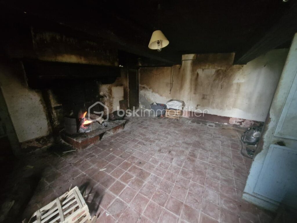 Belle maison en pierre à rénover de 150m2 avec deux dépendances de 100m2 et terrain de 47 hectares – 4 pièces – 2 chambres – 150 m²