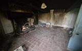 Belle maison en pierre à rénover de 150m2 avec deux dépendances de 100m2 et terrain de 47 hectares – 4 pièces – 2 chambres – 150 m²