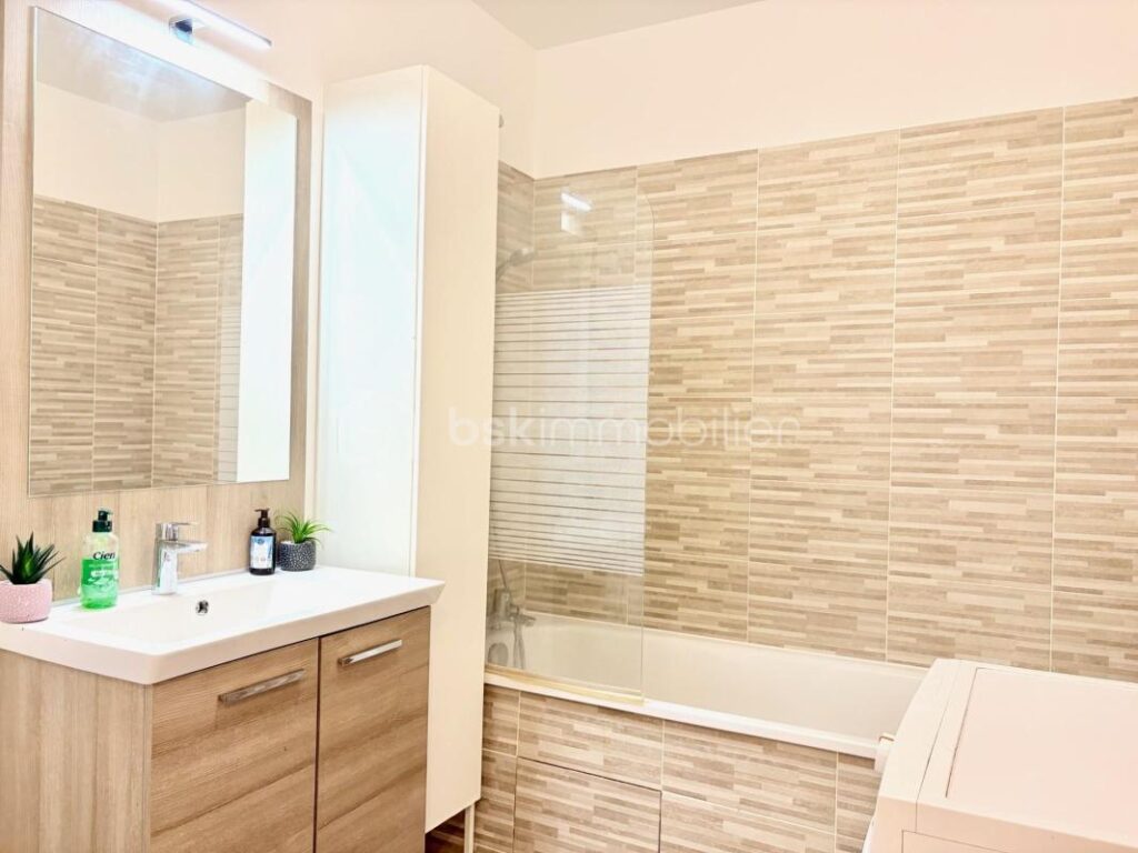 Appartement F4 avec balcon et 2 places de parkings en sous sol – 4 pièces – 3 chambres – 74 m²