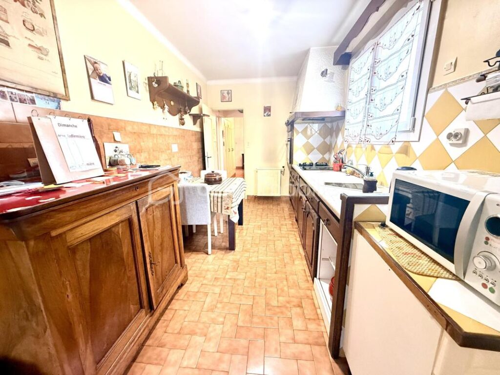 🏡À VENDRE VILLA DE 130 M2 + GRANDE VÉRANDA AVEC VUE PANORAMIQUE – GARAGE ET ABRIS DE JARDIN – FORT POTENTIEL SUR 1060 M2 DE TERRAIN – VALENSOLE – PRIX 305 000 € 🌿✨ – 5 pièces – 3 chambres – 130 m²