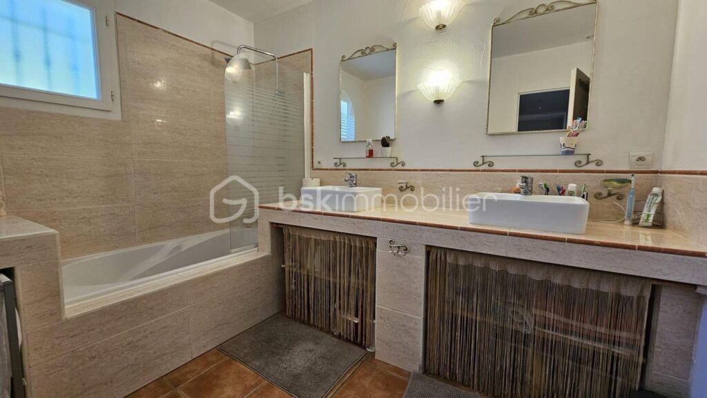 MAISON FAMILIALE 190 M2 – TARADEAU – 8 pièces – 5 chambres – 190 m²