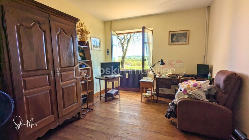 Ancienne grange en pierre sur 2,7 hectares avec vue dégagée au calme – 4 pièces – 3 chambres – 140 m²