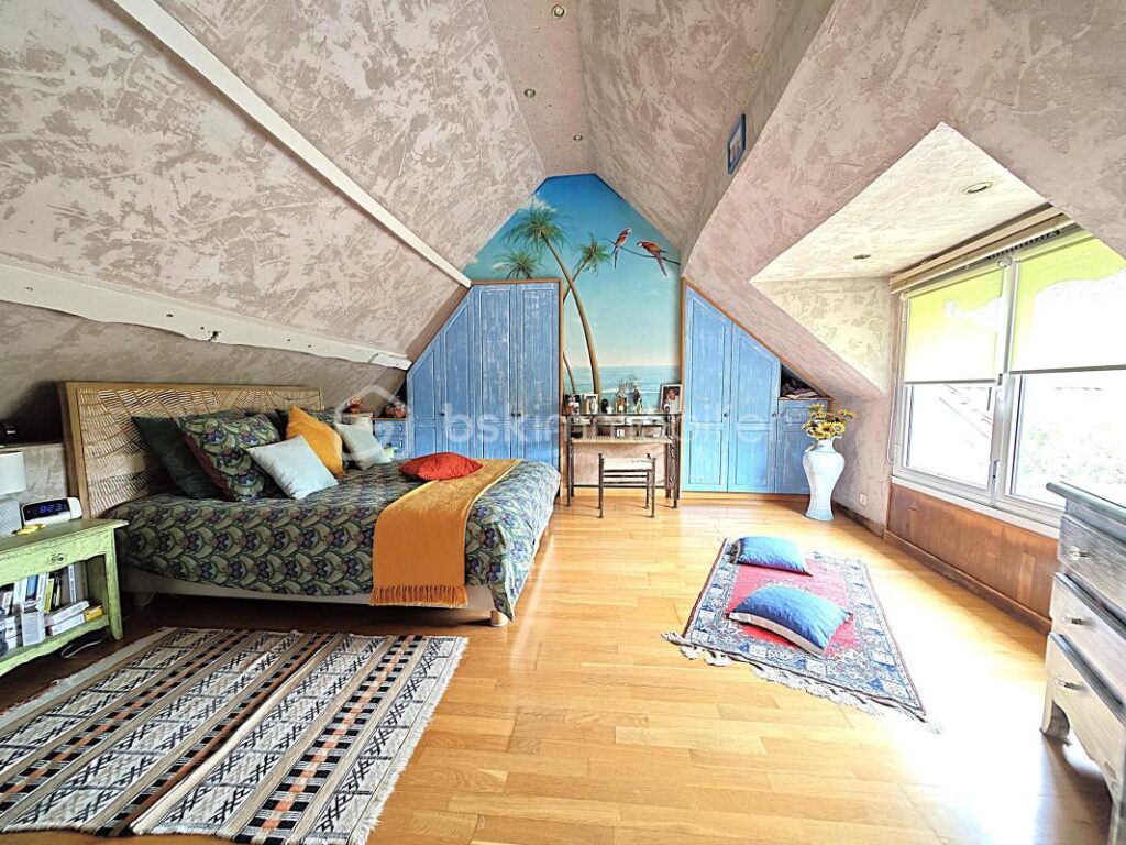 À 10 minutes de RAMBOUILLET, propriété de 220m²habitable sur terrain de 940m² avec une magnifique piscine de 5 M par 10 M – 4 pièces – 3 chambres – 171 m²