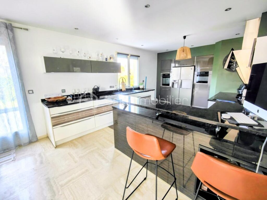 Maison contemporaine charmante et spacieuse à Jouars-Pontchartrain – 8 pièces – 3 chambres – 233 m²