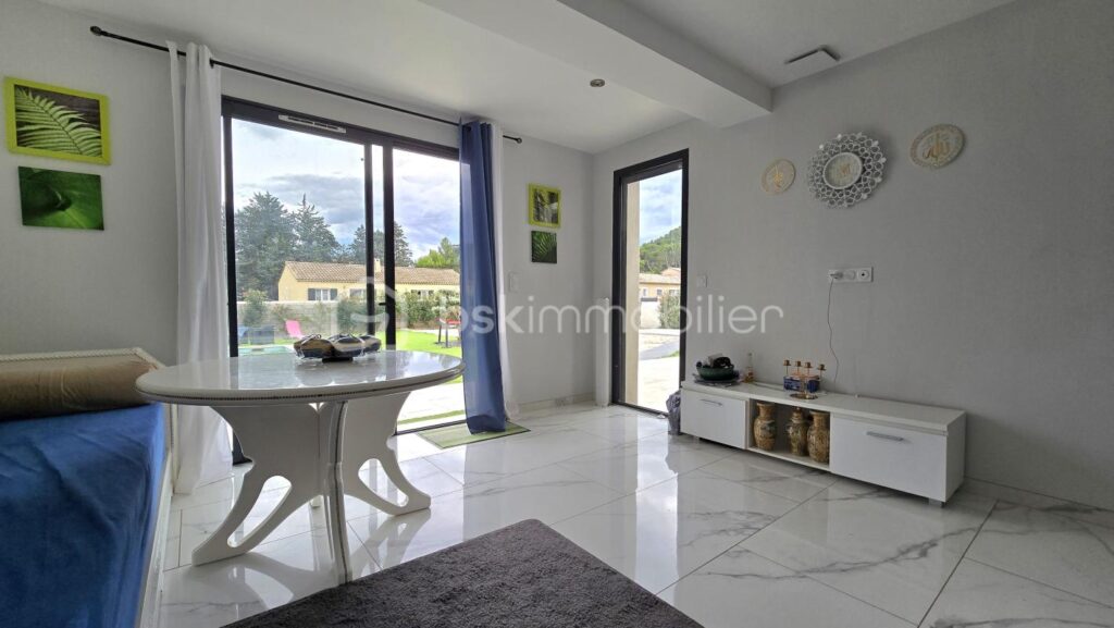 Villa contemporaine avec suite parentale en RDC, piscine, garage et grand jardin – 6 pièces – 4 chambres – 188 m²