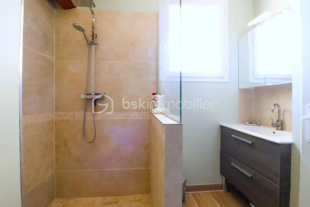 Villa Familiale 140 m², 3 Chambres, Piscine, Jacuzzi et Grand Garage – 5 pièces – 3 chambres – 140 m²