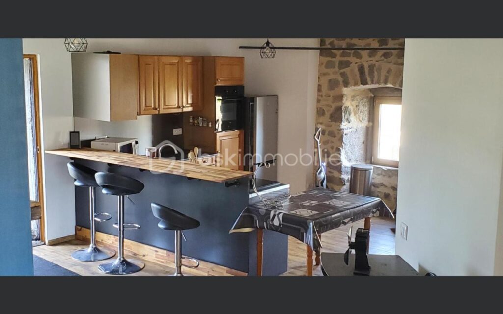 Ancienne grange rénovée avec vue dégagée – Fort potentiel en gîte – Freydefont (Saint-Nectaire) – 6 pièces – 4 chambres – 128 m²