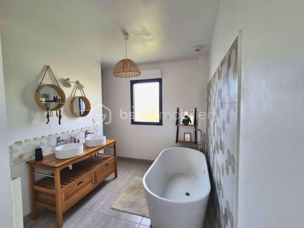 Exclusivité Maison contemporaine de 2018 – 154 m² – DPE A – Plain pied et Suite parentale – Terrain 1 139 m² – Garage – 6 pièces – 5 chambres – 154 m²