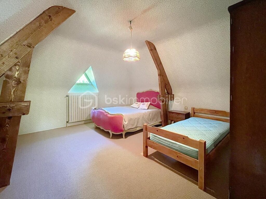 PAVILLON SUR SOUS SOL COMPLET – 8 pièces – 4 chambres – 178 m²