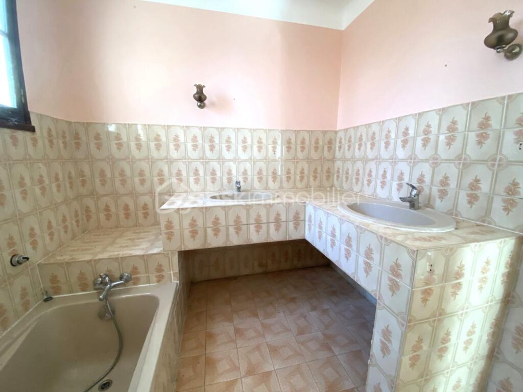 Maison traditionnelle de plain-pied de 133 m² – 6 pièces – 4 chambres + Grand Garage + Patio, sur un terrain de 4 000 m² – 6 pièces – 4 chambres – 133 m²