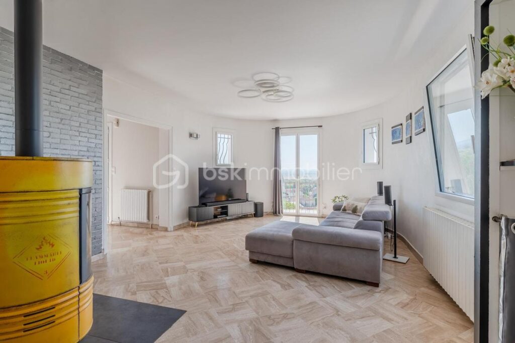 MAISON FAMILIALE AVEC VUE DÉGAGÉE, AU CALME DANS UN CADRE EXCEPTIONNEL PROCHE COMMODITÉS – 8 pièces – 5 chambres – 241 m²