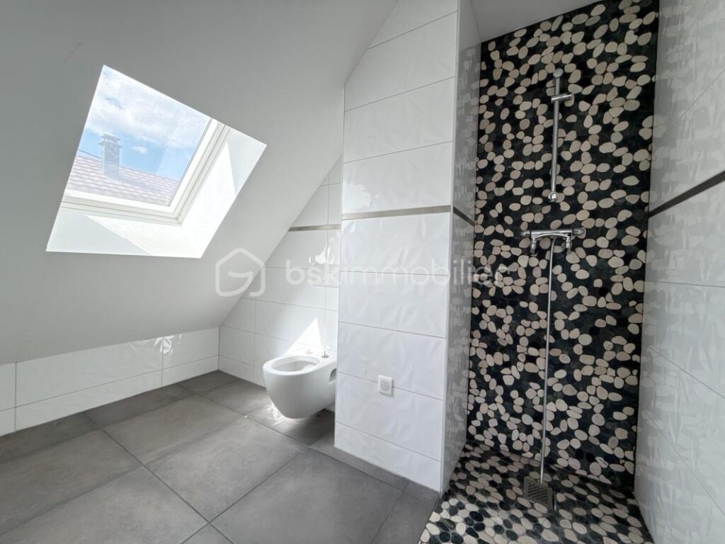 Maison contemporaine 2015 – 140m2 – 5,12 ares de terrain – 5 pièces – 4 chambres – 140 m²