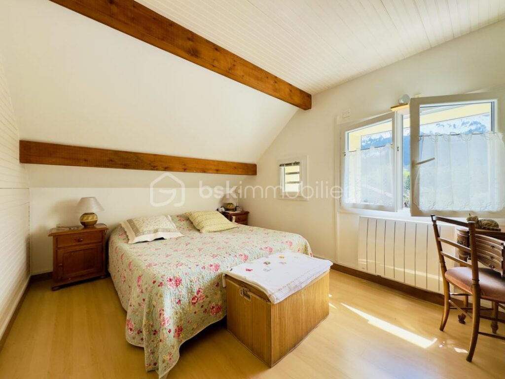✨ Saint Sixt – Maison familiale T6 rénovée avec vue montagnes, terrain de 1 262 m² ✨ – 6 pièces – 3 chambres – 128 m²