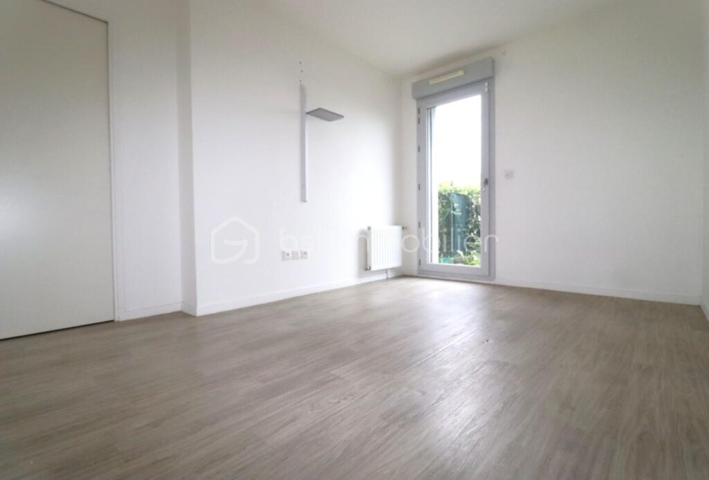 AGREABLE APPARTEMENT TRAVERSANT ET LUMINEUX ( 3 pieces 53 m² ) AVEC PLACE DE PARKING PRIVATIVE – 3 pièces – 2 chambres – 53 m²