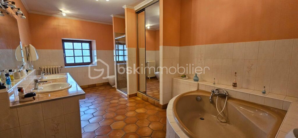 Havre de paix de 410m2 sur un terrain de 13000m2 avec Piscine – 11 pièces – 6 chambres – 410 m²