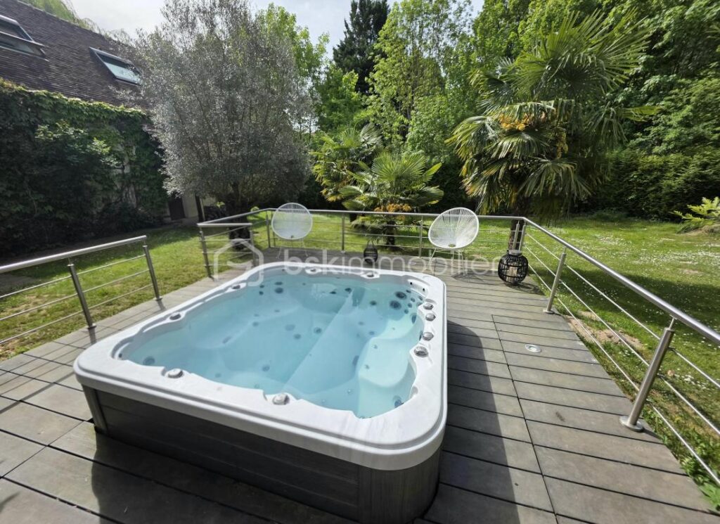 Propriété d’exception 16 pièces 7 chambres à Sens 5 minutes de la gare qui mène à Paris Bercy en 54 minutes – 16 pièces – 6 chambres – 367 m²