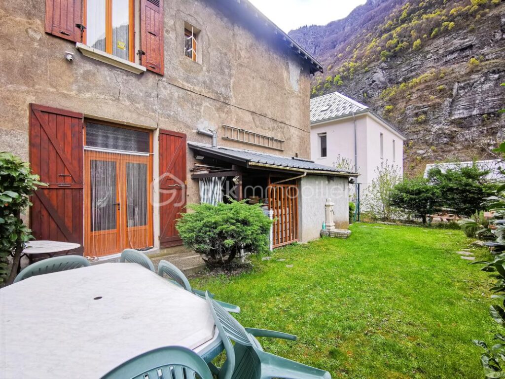 LIVET ET GAVET 38220- Charmante maison familiale de 109m² 3 chambres, bureau, jardin à la vue dégagée – 6 pièces – 3 chambres – 109 m²