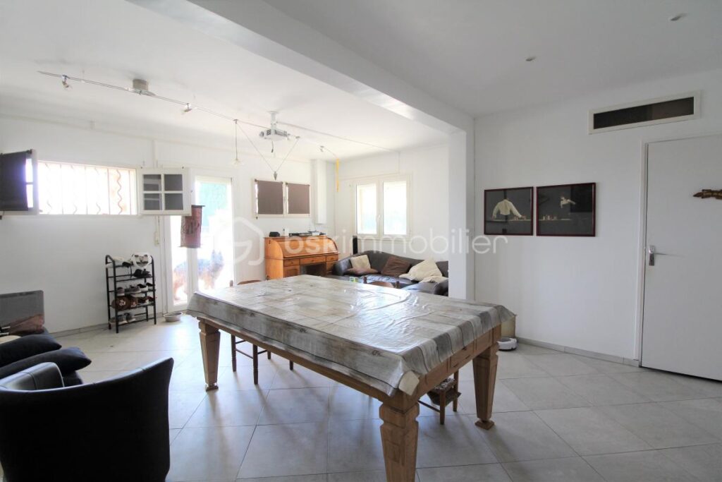 VILLA TRADITIONNELLE – VUE DEGAGEE – 5 pièces – 2 chambres – 160 m²