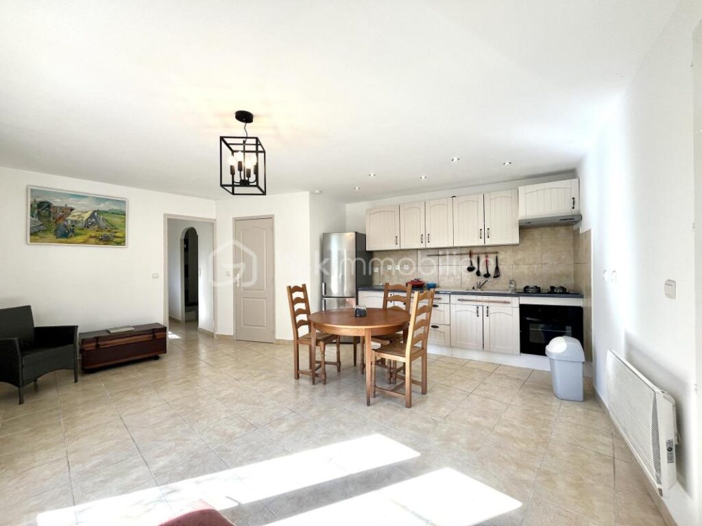 VILLA T4 + T2 – Saint Paul En Forêt – Vue exceptionnelle, au calme avec un fort potentiel ! – 6 pièces – 4 chambres – 145 m²