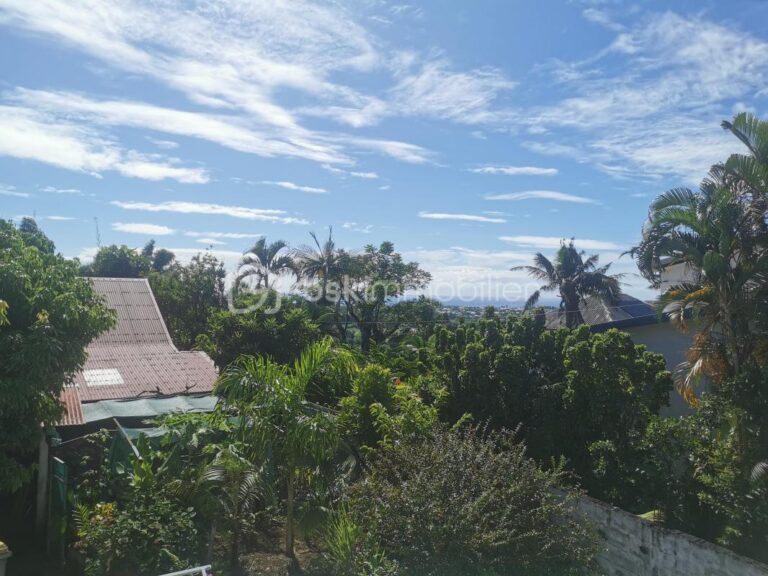 Maison bien entretenue à Saint-Benoit – 5 pièces – 3 chambres – 149 m²