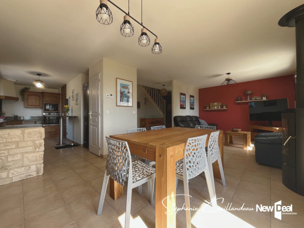 Jolie maison en parfait état avec grand terrain, piscine et belle vue lac à Grésy sur Aix – 5 pièces – 4 chambres – 119 m²