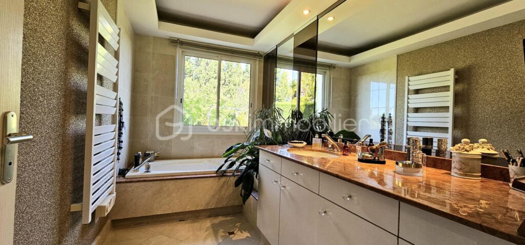 Villa d&rsquo;architecte – 7 pièces – 4 chambres – 181 m²