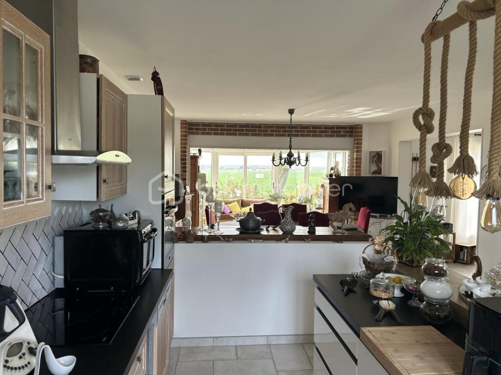 Maison spacieuse et lumineuse de 145m² avec terrasse agréable – 7 pièces – 3 chambres – 145 m²